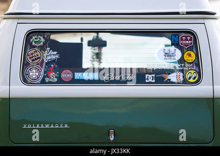 Autocollants et signe sur la fenêtre arrière d'un vintage VW Campervan. Banque D'Images