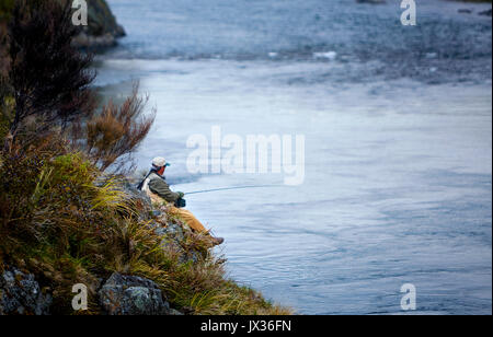 L'homme pêche à la mouche à l'île du nord de la rivière rangitikei Banque D'Images