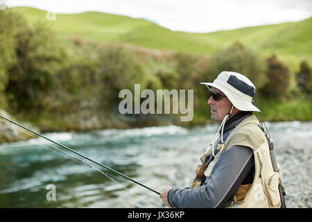 L'homme pêche à la mouche à l'île du nord de la rivière rangitikei Banque D'Images