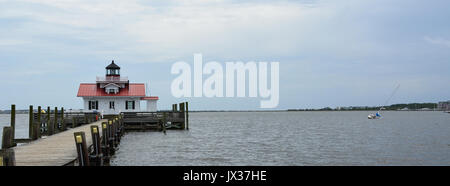 Un voilier en partie submergé repose sur le phare de Roanoke Marshes dans Shallowbag Bay au large de la ville de Manteo sur les Outer Banks de Caroline du Nord. Banque D'Images