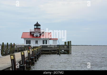 Le phare de Roanoke Marshes Shallowbag Bay dans la ville de Manteo sur les Outer Banks de Caroline du Nord. Banque D'Images