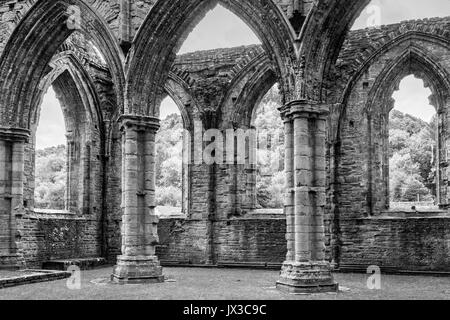 Photo en noir et blanc de l'abbaye de Tintern, près de Chepstow, au Pays de Galles Banque D'Images