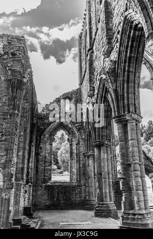 Photo en noir et blanc de l'abbaye de Tintern, près de Chepstow, au Pays de Galles Banque D'Images