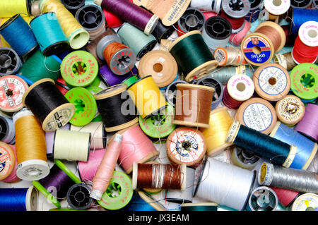 Bobines de coton coloré dans la boîte de couture Banque D'Images