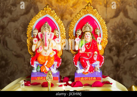 Aarti pour Seigneur Ganesha et déesse laxmi religion hindoue et indienne fête de Diwali festival Banque D'Images