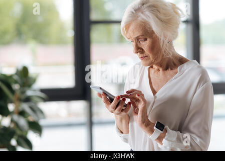 Belle femme agréable en appuyant sur un bouton Banque D'Images