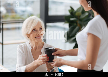 Ravie de prendre femme une tasse avec du café Banque D'Images