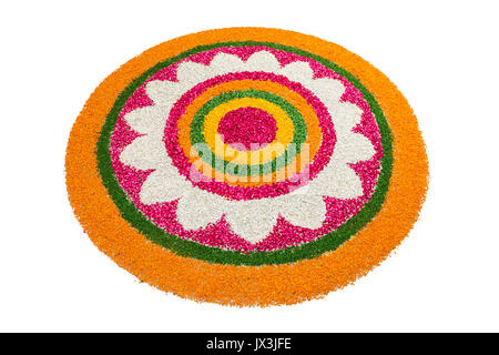 Rangoli fleurs décoration design sur fond blanc en Asie Inde festivals diwali Banque D'Images