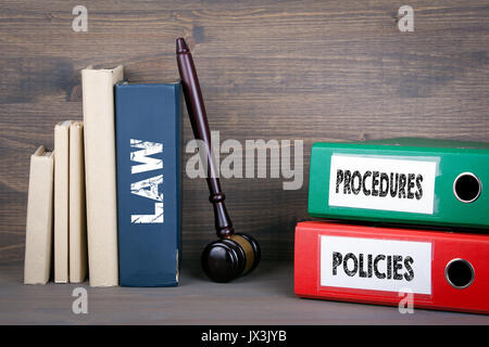 Politiques et procédures concept. wooden gavel et livres en arrière-plan. Banque D'Images