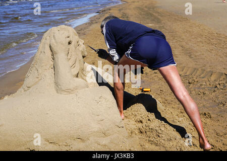 Artiste fait une sculpture de sable d'une sirène. Photographié à Jurmala, Lettonie Banque D'Images