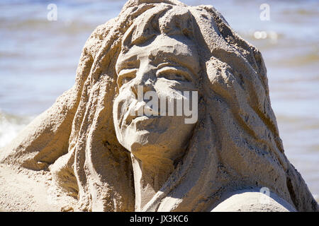 Artiste fait une sculpture de sable d'une sirène. Photographié à Jurmala, Lettonie Banque D'Images