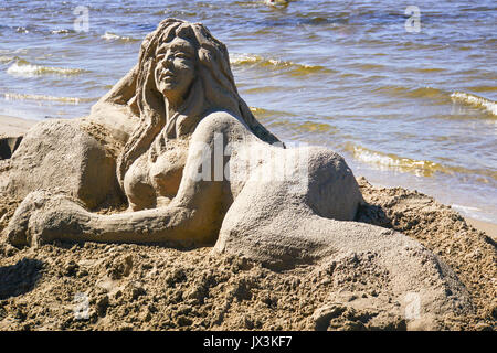 Artiste fait une sculpture de sable d'une sirène. Photographié à Jurmala, Lettonie Banque D'Images