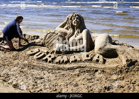 Artiste fait une sculpture de sable d'une sirène. Photographié à Jurmala, Lettonie Banque D'Images