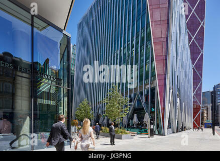 Large vue montrant les angles extrêmes de la Nova Building avec les gens marcher dans la rue dans le soleil du matin. Le Nova Building, Westminster, Unité Banque D'Images