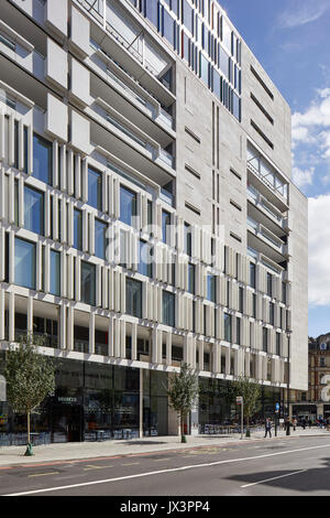 Façade en pierre s'élève sur la rue ci-dessous. Le Nova Building, Westminster, Royaume-Uni. Architecte : PLP Architecture / Benson & Forsyth, 2017. Banque D'Images