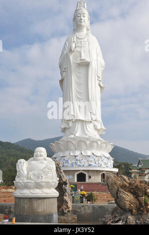 Bouddha, Avalokiteshvara, Quan Le suis Bo Tat statue 67m de hauteur et de Maitreya Bouddha, Duc Phat Di Lac à la pagode Linh Ung. Da Nang. VIETNAM Banque D'Images