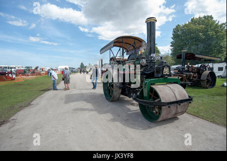 Les grandes foules bordent les rues à Driffield East Yorkshire pour l'assemblée annuelle du moteur et du véhicule de traction Vintage run à vapeur à travers la ville Banque D'Images