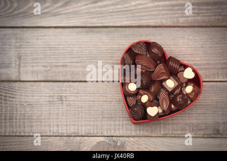 Boîte pleine de coeurs au chocolat Banque D'Images