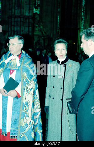 Sar La princesse Anne avec le très rév. Dr Wesley Carr marquant les 50 ans de la Déclaration universelle des droits de l'homme dans l'abbaye de Westminster à Londres, décembre 1998 Banque D'Images