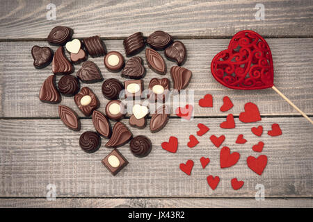 Le chocolat et les décorations sur les textiles d'un bureau en bois Banque D'Images