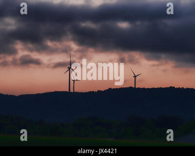 Wind farm in Fenner, New York avec le lever du soleil Banque D'Images