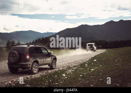 Voiture Jeep hors route sur mauvaise route de gravier. Course de rallye tout-terrain SUV dans la soirée Banque D'Images