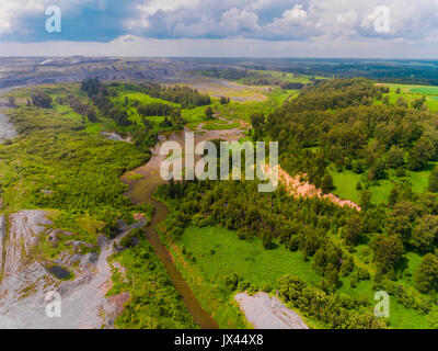 Panorama vue aérienne tourné sur en forêt, suburb, rivière, marais Banque D'Images