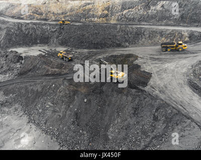 Vue aérienne, mine à ciel ouvert, le chargement de rock, l'extraction du charbon, l'industrie extractive Banque D'Images