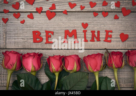 Saint-valentin décoration sur un bureau en bois Banque D'Images