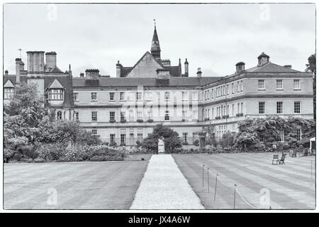 Trinity College, l'un des collèges constitutifs de l'université d'Oxford, Broad Street, Oxford, Royaume-Uni, en août, lors d'une journée de pluie humide - beaux-arts noir et blanc Banque D'Images