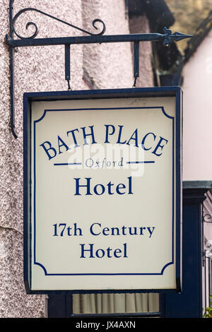 Bath place Hotel Oxford panneau suspendu de l'hôtel du XVIIe siècle à Holywell St, Oxford, Oxfordshire Royaume-Uni en août Banque D'Images