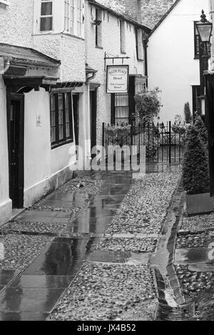 Carrelage mouillé Rue Holywell avec Eastgate Hotel Oxford hôtel du 17ème siècle pendaison signe à St Asaph St, Oxford en août - monochrome noir et blanc Banque D'Images