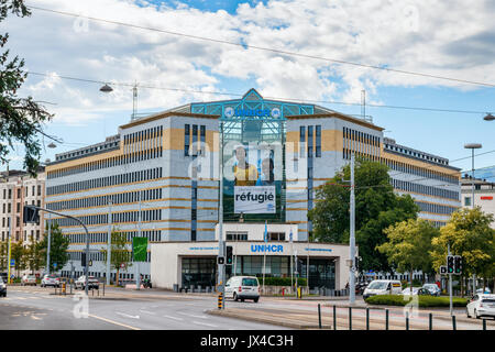 Avenue de France avec le Haut Commissaire des Nations Unies pour les réfugiés (HCR) siège sous un ciel bleu avec des nuages. Genève, Suisse. Banque D'Images