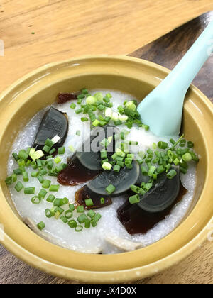 Congee, porridge de riz, de gruau de riz, soupe de riz ou Conjee surmontée de siècle ou mille ans d'oeufs. Bonne cuisine asiatique pour les malades qu'il est facilement dige Banque D'Images