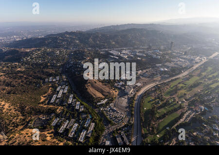 Vue aérienne vers Barham Blvd, la Los Angeles River, Toluca Lake et la ville universelle sur le bord de la vallée de San Fernando de Los Angeles, Californ Banque D'Images