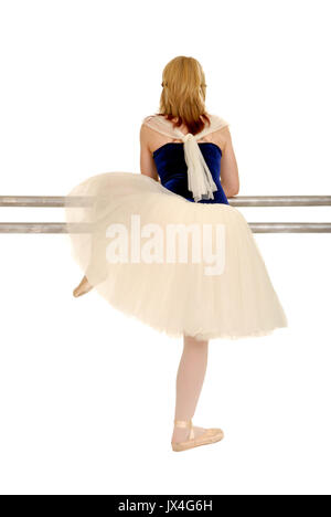 Une ballerine en costume prend une pause et repose sur Barre de ballet Banque D'Images