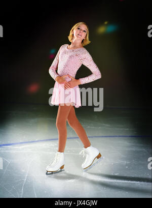 Un patineur artistique sur glace dans Spotlight prêts à commencer la routine de performance Banque D'Images