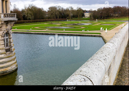 Jardins formels et les douves du château de Chantilly Banque D'Images