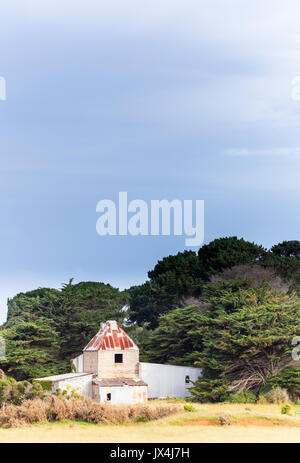 Vieux grenier dans les terres agricoles. Phillip Island, Victoria, Australie Banque D'Images