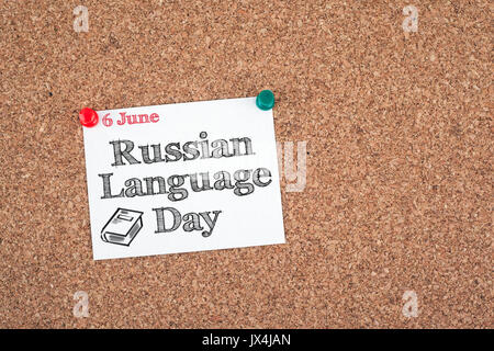 6 juin Journée de la langue russe. sticky note sur le panneau de liège. Banque D'Images