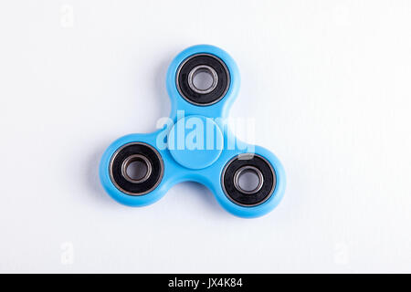 Fidget bleu spinner le jouet sur fond blanc. Banque D'Images