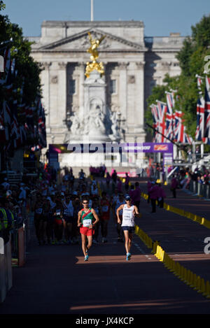 Yohann Diniz, de France, et Horacio Nava, du Mexique, en compétition aux Championnats du monde d'athlétisme de l'IAAF 50 km de marche dans le Mall, Londres, Royaume-Uni Banque D'Images