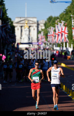 Yohann Diniz, de France, et Horacio Nava, du Mexique, concourent aux Championnats du monde d'athlétisme de l'IAAF 50k à pied dans le Mall, à Londres Banque D'Images