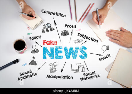 Fake News Concept. La réunion à la table bureau blanc. Banque D'Images