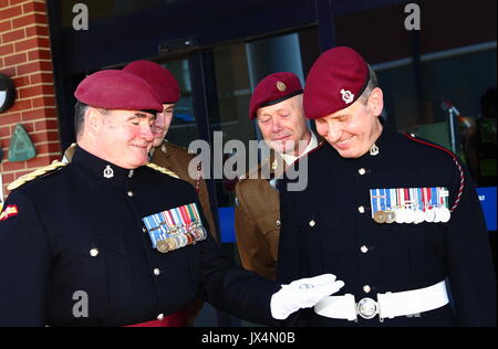 Des soldats portant leur béret marron assister au mariage d'une de leurs collègues. Banque D'Images