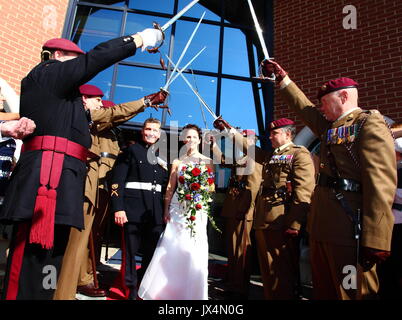 Des soldats portant leur béret marron assister au mariage d'une de leurs collègues. Banque D'Images