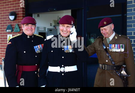 Des soldats portant leur béret marron assister au mariage d'une de leurs collègues. Banque D'Images