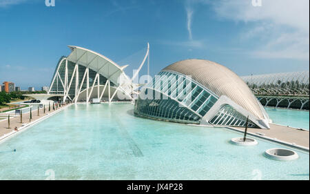 Panoraic vue de la Ville des Arts et des Sciences. Complexe architectural moderne futuriste. L'Hemisferic avec son reflet dans l'eau. Valencia, Espagne Banque D'Images