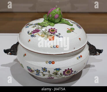 Soupière avec motifs Kakiemon, usine de porcelaine de Meissen, c 17401750 pâte dure, porcelaine, émaux peints dans Reisinger Busch Museum, Harvard University DSC01302 Banque D'Images