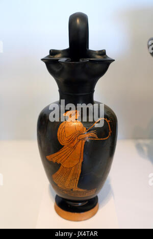 Femme jouant une lyre (barbitos), du vin (oinochoe pitcher), Grec, Grenier, 490 480 avant J.-C., terre cuite, technique de la figure rouge M Arthur Sackler Museum, Harvard University DSC01548 Banque D'Images